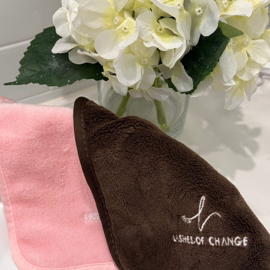 Sustainable makup removing cloths. Gentle on your face and just the perfect size for your hands. No excess cloth dripping with water. Simply what you need.